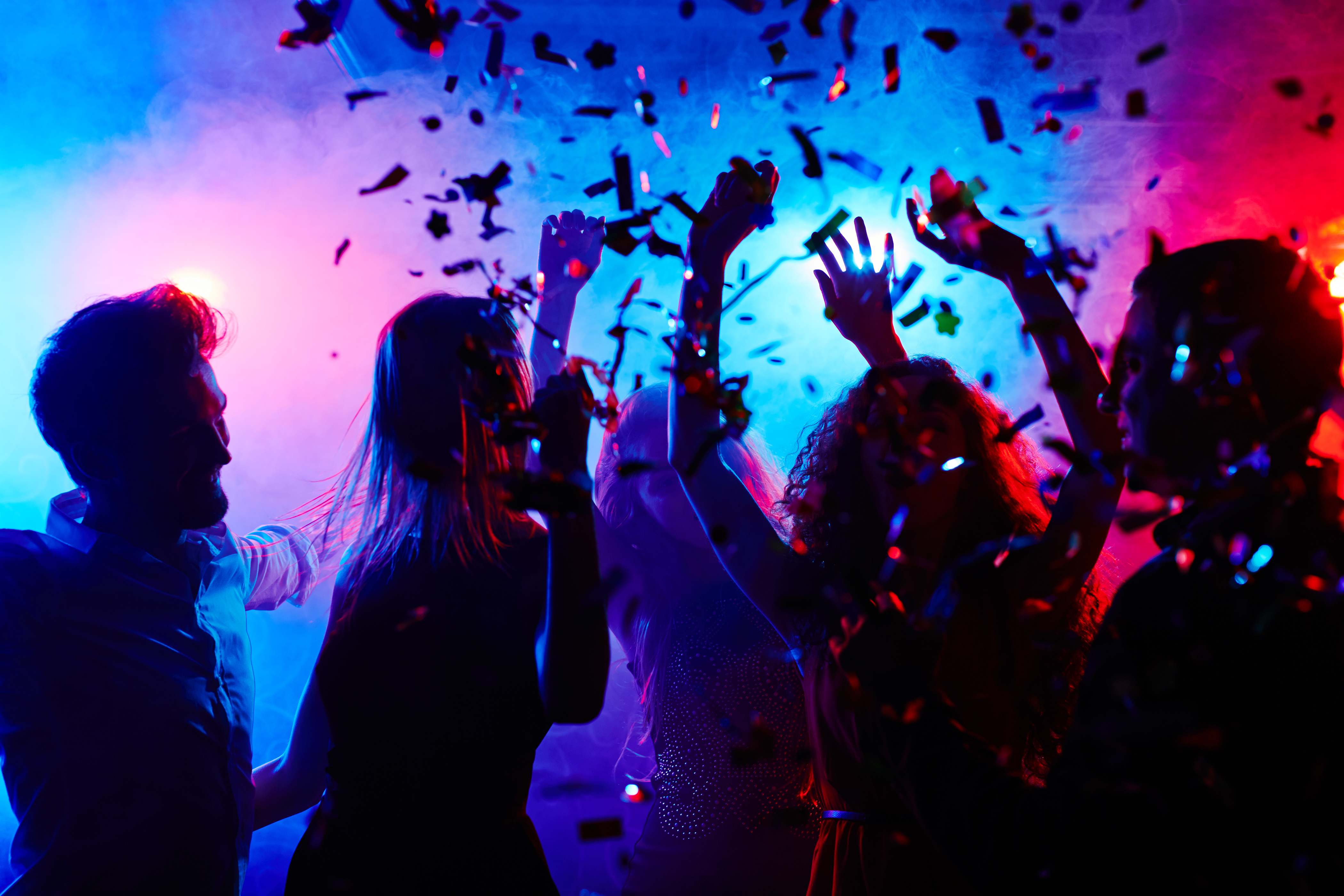 Клуб картинка. Люди танцуют в клубе. Ночная дискотека. Клубная вечеринка. Люди танцуют в ночном клубе.