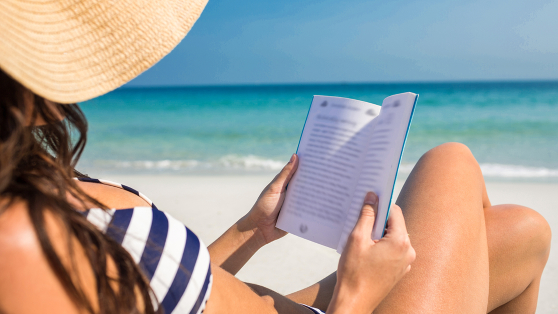 A book to read on holidays. Чтение на пляже. Чтение на море. Лето с книгой. Чтение книги на пляже.