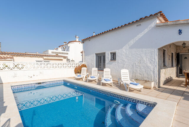 https://www.clubvillamar.comLouise - Main