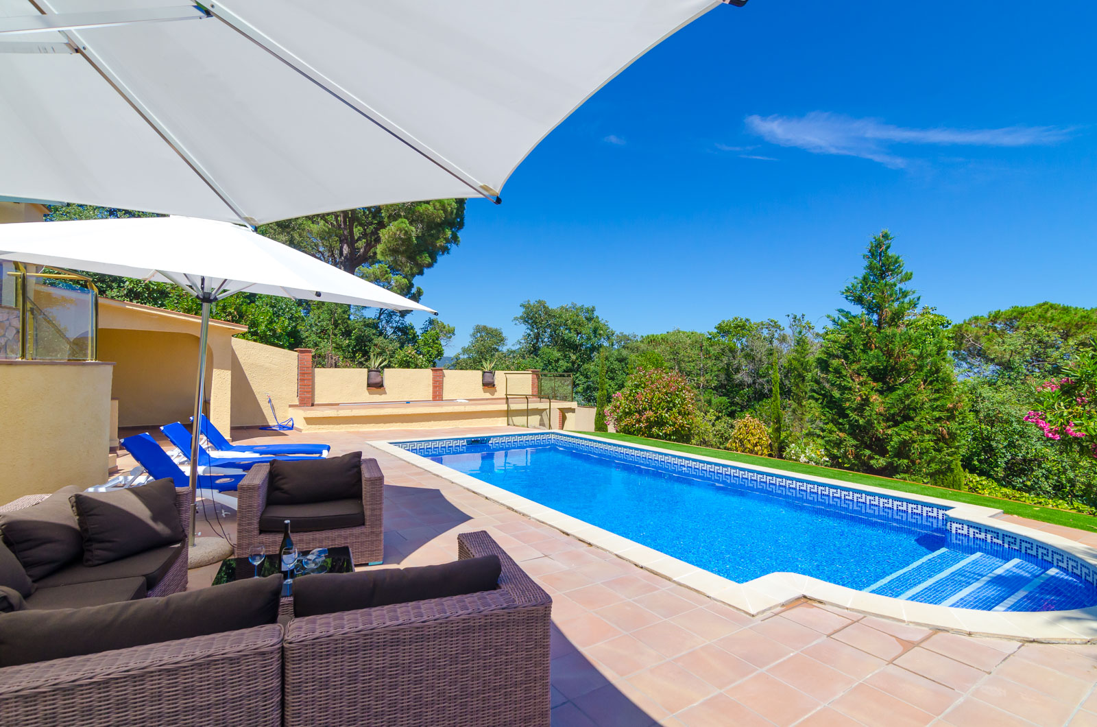 Villa espagnole agréable avec piscine privée, un jardin, des terrasses