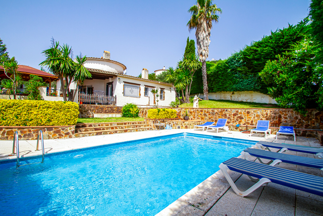 https://www.clubvillamar.comSophie - Main